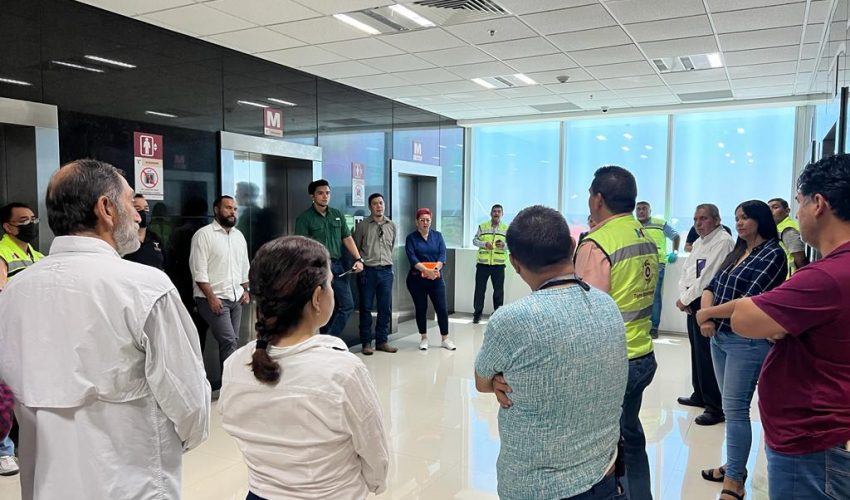 Personal brigadista de gobierno se capacita en rescate en elevadores