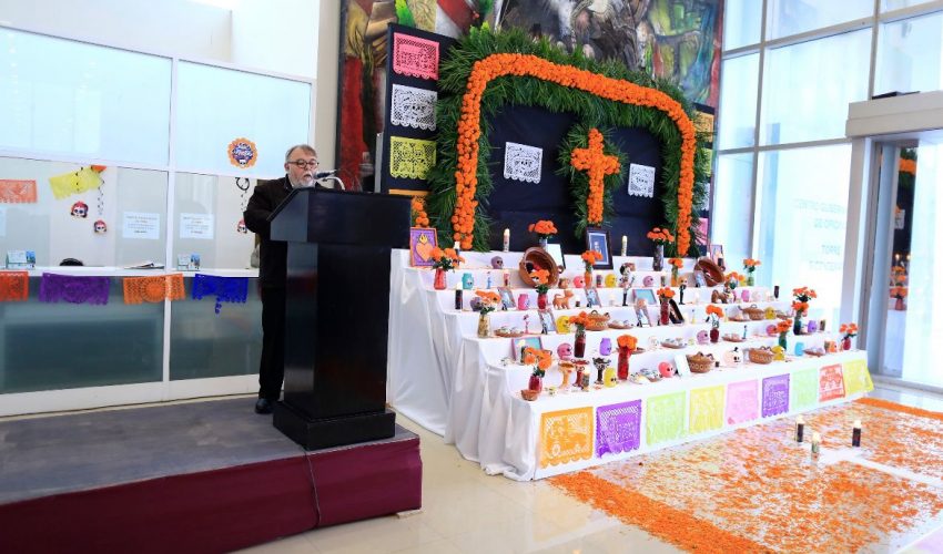 La Secretaría de Administración presenta altar de muertos en Torre Bicentenario
