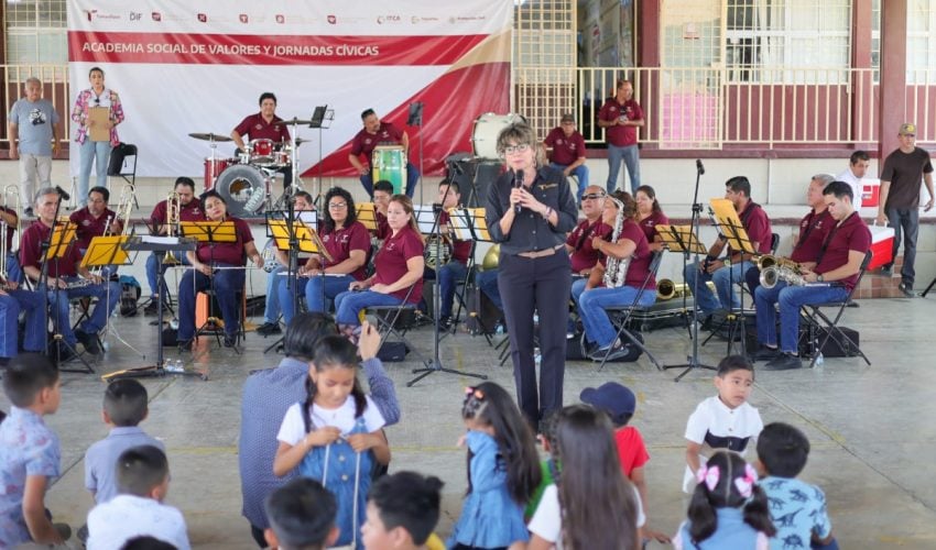 Celebra SEBIEN a niñas y niños con música, juegos y donación de libros