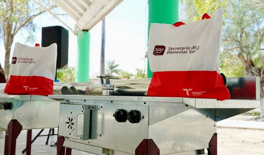 Entrega SEBIEN estufas y tinacos en Xicoténcatl