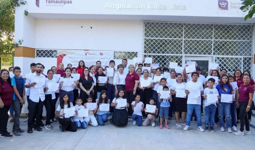 Se gradúan estudiantes del CEDEX en Victoria