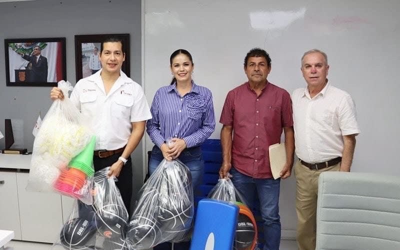 Entrega INDE material deportivo para escuelas de Jiménez