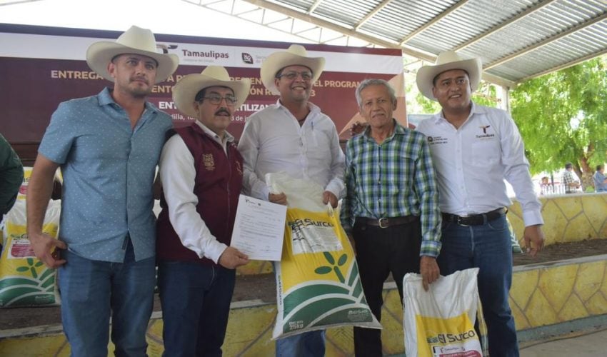 Favorece gobierno estatal a productores citrícolas con fertilizante granulado