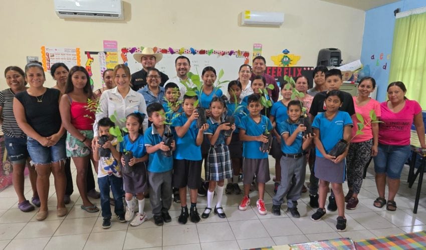 Promueven conciencia ambiental con donación de plantas forestales