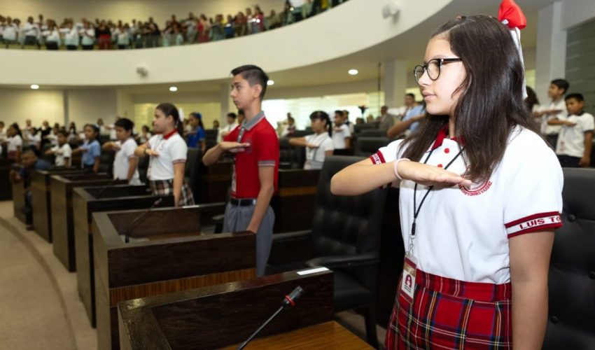 Viven estudiantes experiencia democrática, son diputados por un día