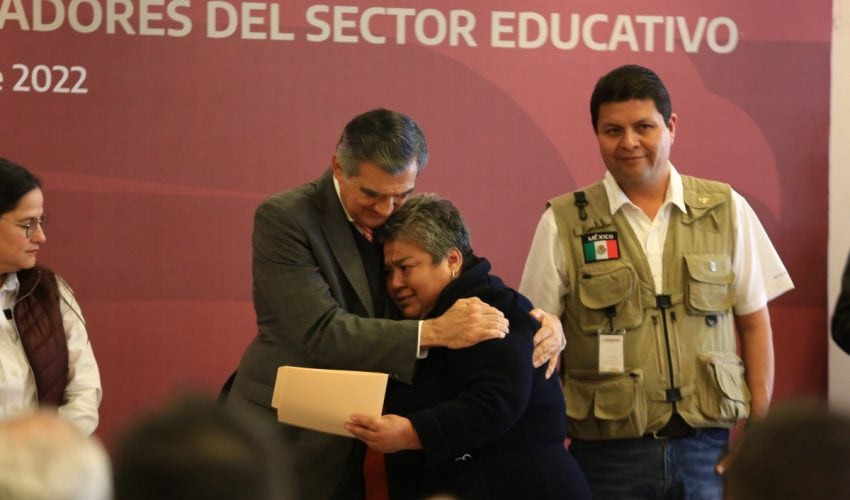 Se hace justicia; entrega gobernador adeudos a familiares de trabajadores de Educación