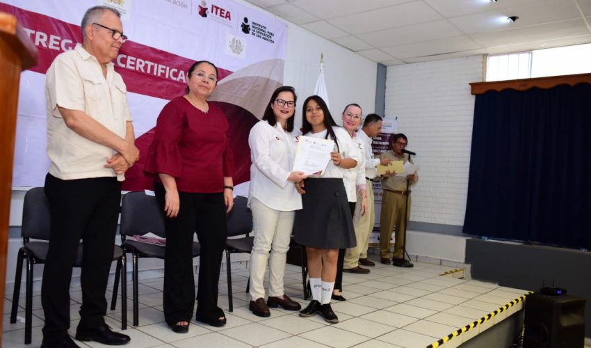 Reconocen a estudiantes por asesorar a adultos que cursan su educación en ITEA