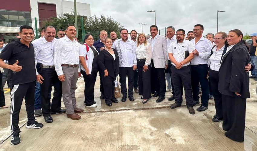 Entrega Miguel Ángel Valdez García nombramiento al nuevo titular del CREDE Nuevo Laredo