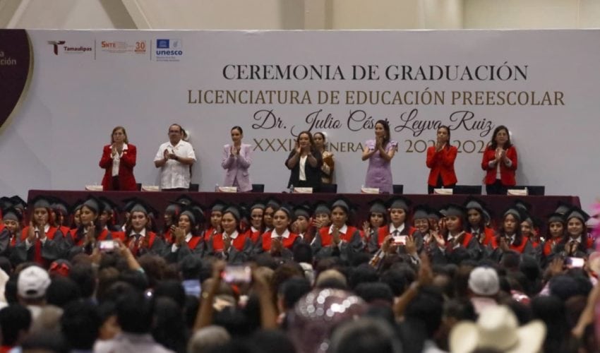 Gradúa a nueva generación de docentes de preescolar la Normal de Educadoras “Maestra Estefanía Castañeda”