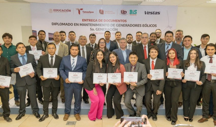 Entrega de documentos a la 5.ª Generación del Diplomado en Mantenimiento de Generadores Eólicos
