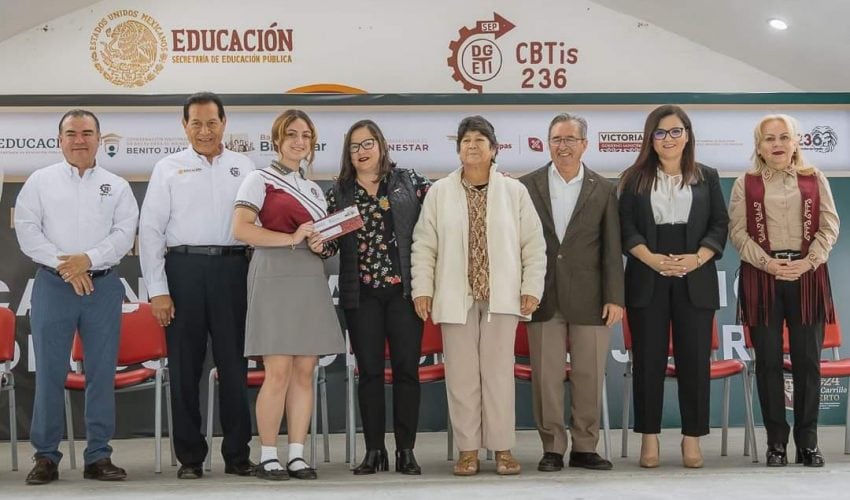 Entrega de tarjetas del Banco Bienestar a estudiantes de educación media superior.