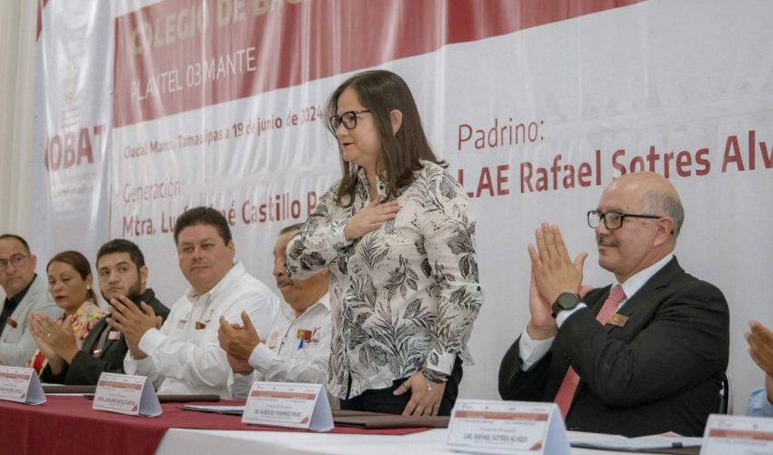 Entrega de certificados a  estudiantes que concluyen su bachillerato en el COBAT 03 de Ciudad Mante
