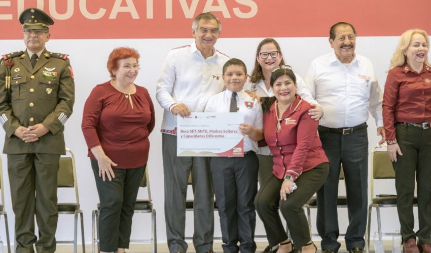Gobernador Américo Villarreal entrega Becas Estatales