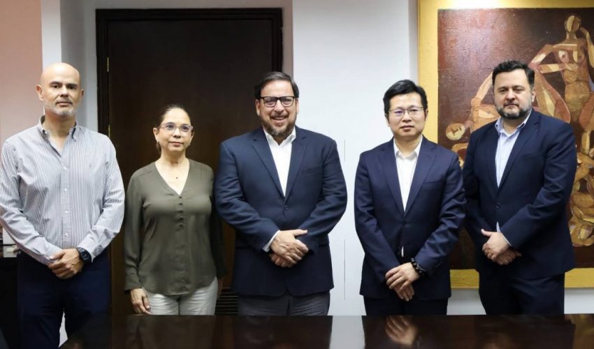 El secretario de Educación en la entidad, Miguel Ángel Valdez García, sostuvo una reunión con el director regional de Huawei, Anthony Xi Peng.