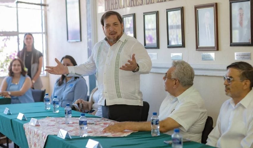 Entrega municipal de recursos económicos destinados a los festejos del Día del Maestro, en  Güémez