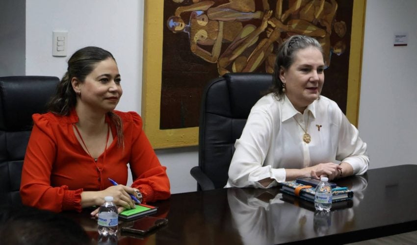 Reunión con especialistas pertenecientes a la asociación ‘Autismo a color’.