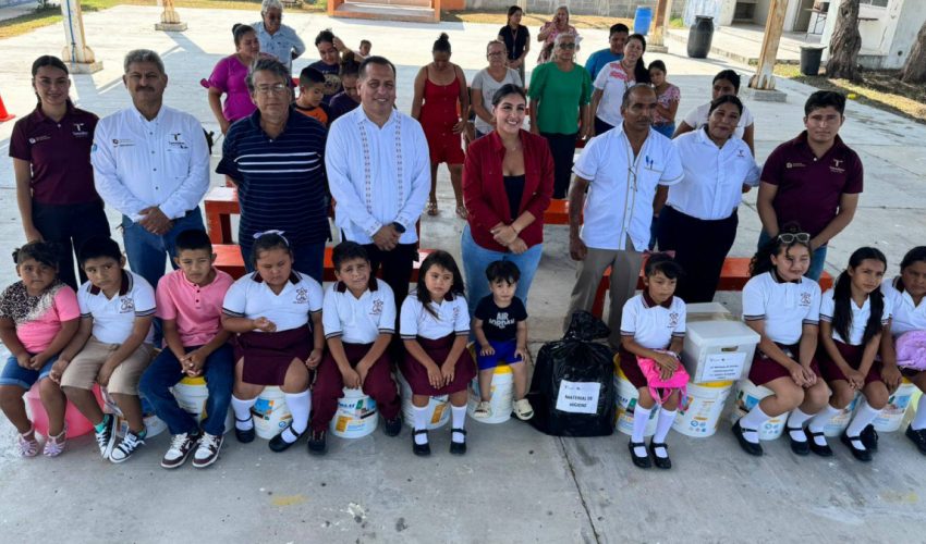 Entrega de material de rehabilitación y apoyos en Escuelas de Soto la Marina