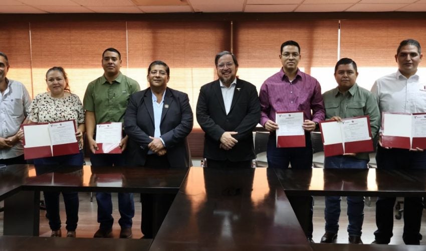 Entrega de nuevos nombramientos a maestras y maestros