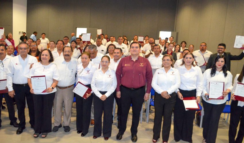Entrega de nombramientos a personal docente y directivo