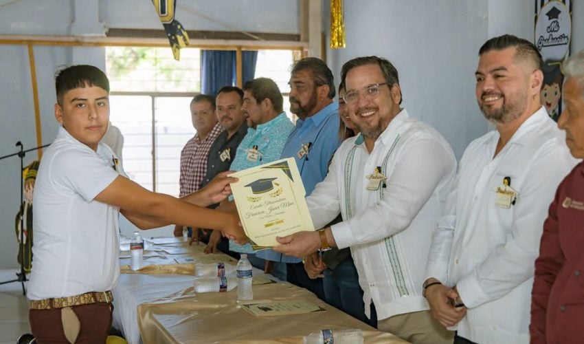 Ceremonia de entrega de certificados de egreso de Educación Básica, en municipio de San Nicolás