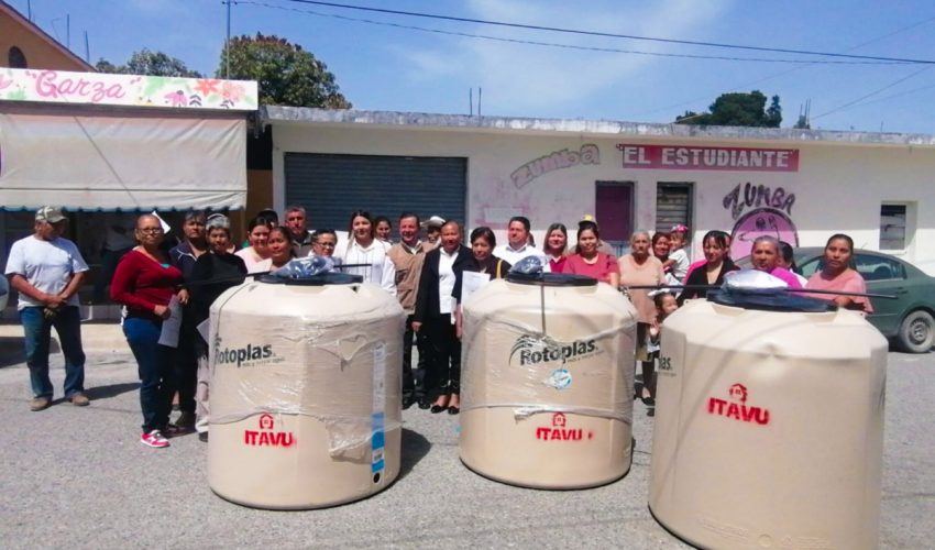 Apoya ITAVU desarrollo social con dotación de tinacos