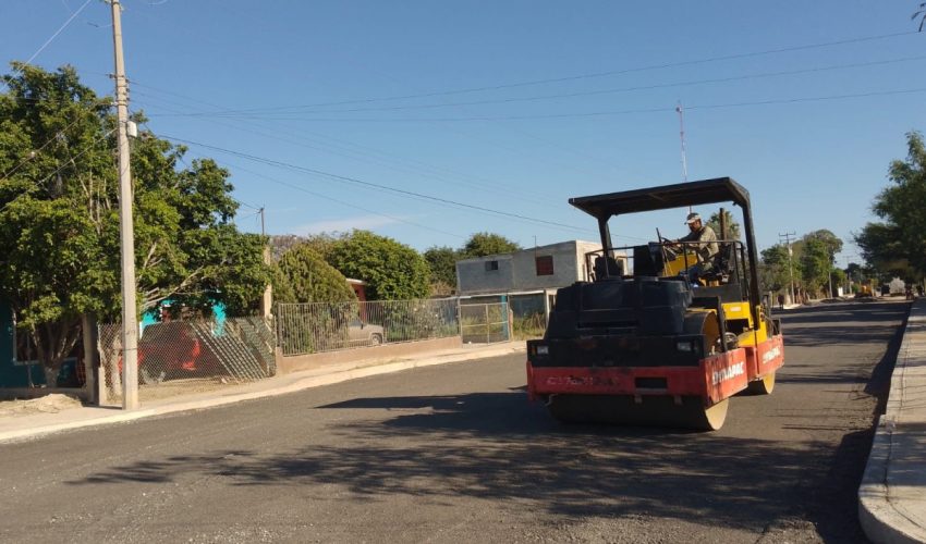 Se Emplean Trabajos de Pavimentación Asfáltica en Calles de Padilla, Tamaulipas
