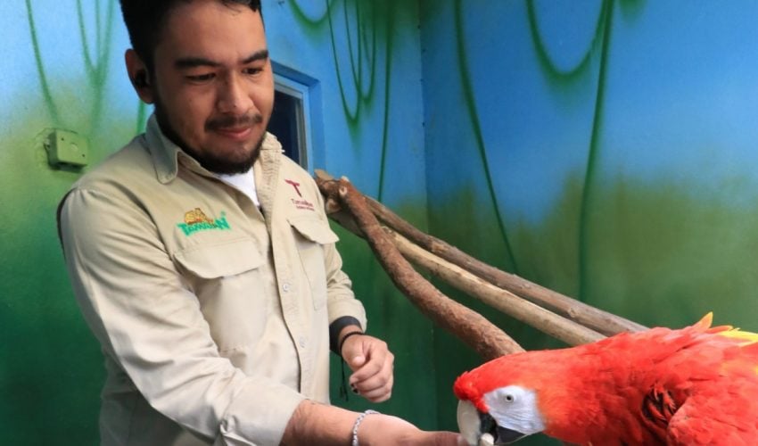 Entrega la Comisión de Parques y Biodiversidad uniformes y calzado