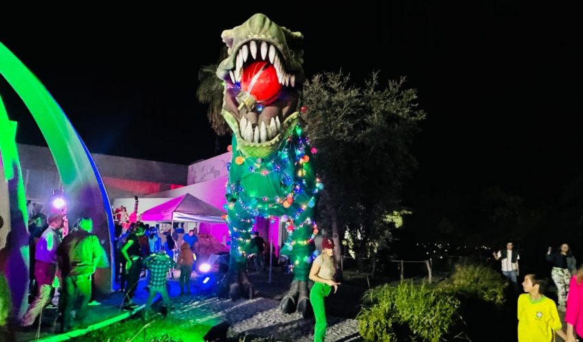 Encienden el “Dino Navideño” en el Tamux, en medio de villancicos, bailes y Santa Claus