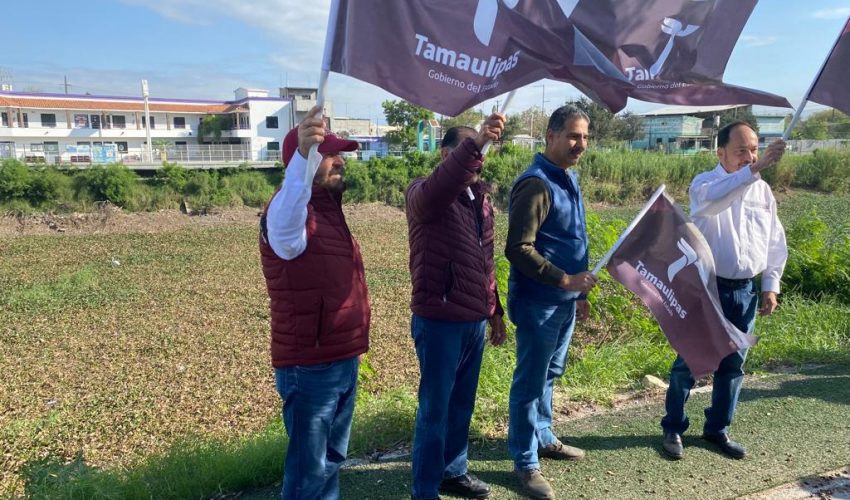 Inicia CEAT retiro de lirio acuático del Canal Anzaldúas en Reynosa