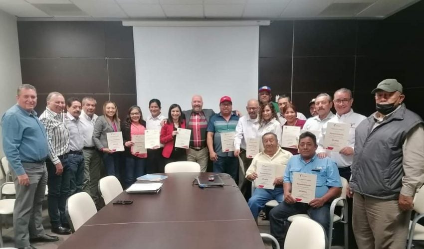 Reconocen a trabajadores de la CEAT por más de 25 años de antigüedad laboral