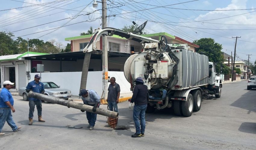 Realiza Secretaría de Recursos Hidráulicos labores de mantenimiento a la red hidrosanitaria en Xicoténcatl y Abasolo