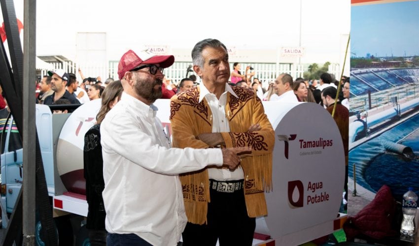 Visita del Dr. Americo Villarreal Anaya por el estand de la Secretaria