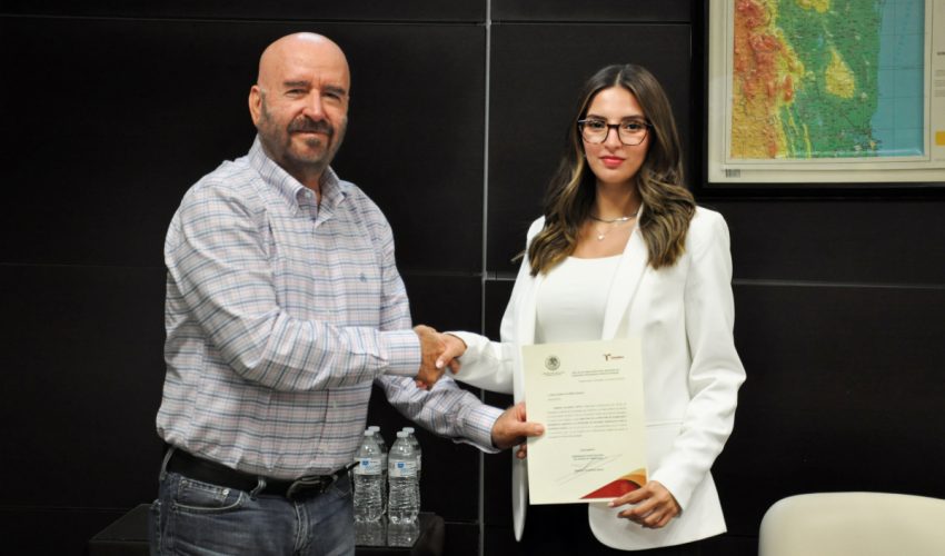 Secretario de Recursos Hidráulicos entrega nombramiento a Directora de Planeación e Informática