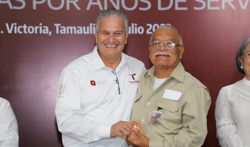 Entregan medallas por hasta 50 años de servicio y uniformes a trabajadores de la Secretaría de Salud
