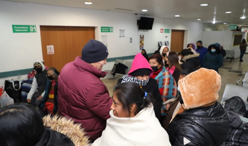 Entrega personal de la SST y voluntarios, alimentos y cobertores para mitigar el frío