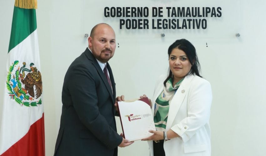 Entrega secretario general de Gobierno Plan Estatal de Desarrollo al Congreso