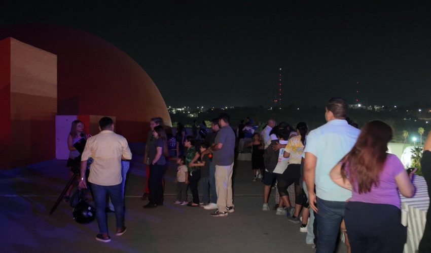 Descubren la magia del eclipse lunar en campamento del planetario