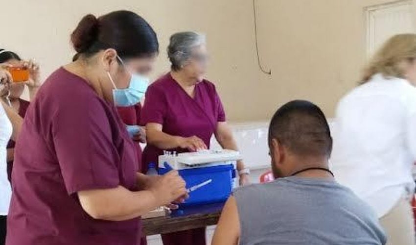 Aplican refuerzo de vacuna contra COVID-19 en CEDES Reynosa