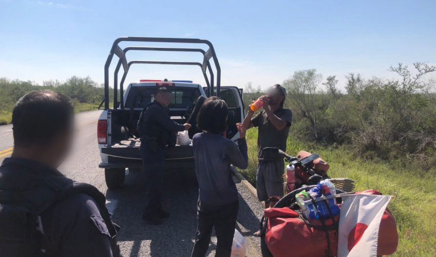 Guardia Estatal apoya con hidratación, comida y seguridad a cicloviajeros japoneses