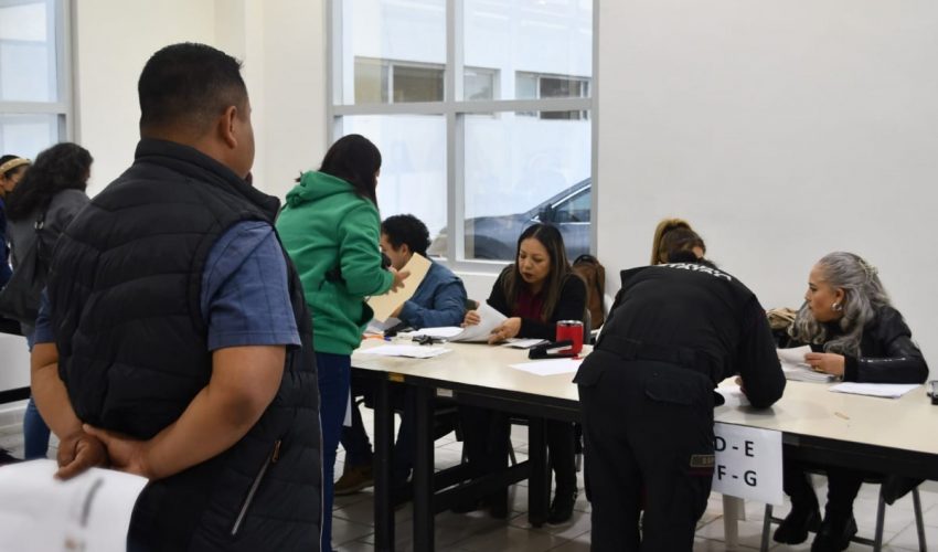 Guardia Estatal y personal de la SSPT reciben becas estatales
