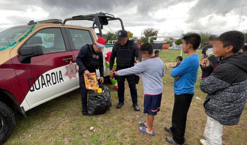 Guardia Estatal de Género entrega juguetes a niños y niñas de Nuevo Laredo