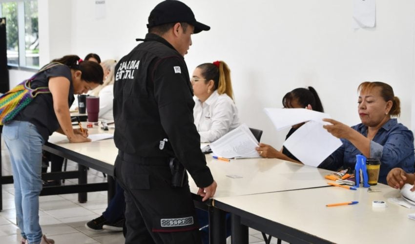 Recibe personal de la SSPT becas para servidores públicos e hijos