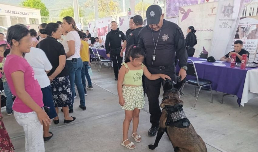 Agrupamiento canino de la Guardia Estatal convive con la ciudadanía en Brigada “Transformando Familias”