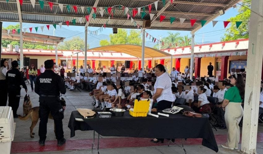 Brea y Lucky, protagonistas de una jornada cívica con estudiantes de Victoria