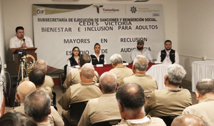 Adultos mayores del CEDES Victoria reciben atención audiológica por parte del DIF Tamaulipas