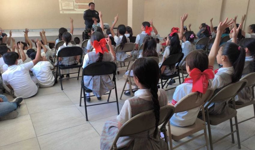 Reciben estudiantes, madres de familia y docentes orientación en ciberseguridad