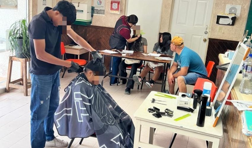 Reciben adolescentes en conflicto con la Ley Penal capacitación laboral en barbería