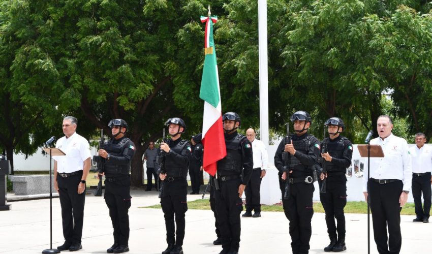 Toman protesta de bandera policías recién integrados a la Guardia Estatal