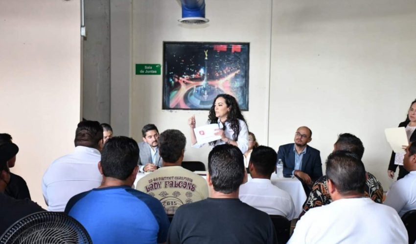 Secretaría del Trabajo entrega documentos a 16 personas para laborar legalmente en Canadá