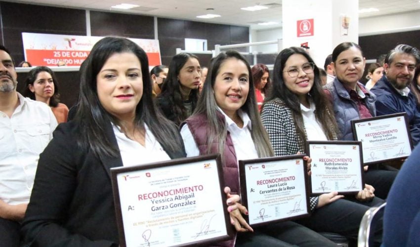 Entrega Secretaría del Trabajo reconocimientos a 49 servidores públicos de PROCADIST y CONOCER